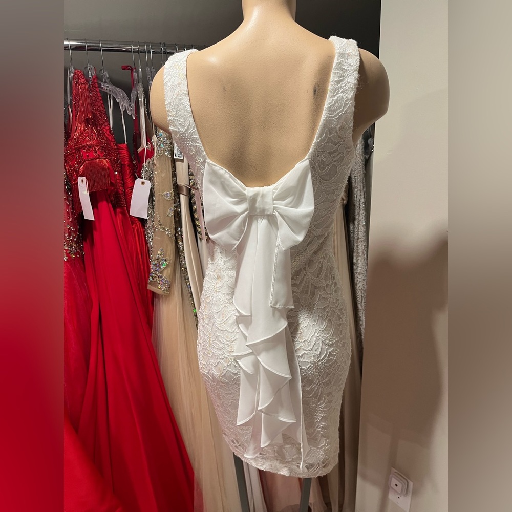 Size 2/4. Color white. New with tags. Originally $199.98